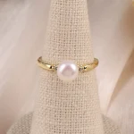 bague avec perle d'eau douce dorée