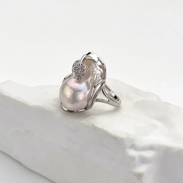 bague cocktail perle de culture baroque blanche