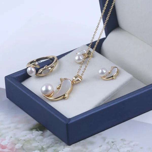 Parure perle d'eau douce en forme de bouton blanc sur dauphin