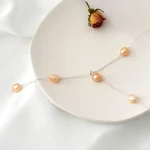 chaîne argentée avec perles roses