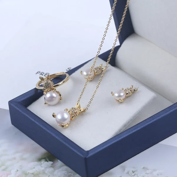 Parure perle d'eau douce en bouton blanc sur lapin