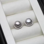 boucles d'oreille puces en perle d'eau douce grise