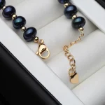 bijou avec chaîne couleur or et perle