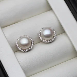 boucles d'oreille puces en perle d'eau douce blanche