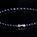 bijou noir lumineux avec fermoir argent