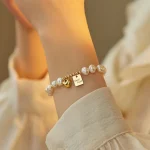 Bijou perle lumineuse dorée