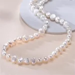 chaîne couleur or avec perles baroques