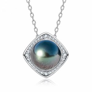 Collier avec pendentif carré en perle noire de Tahiti 11-12 mm et moissanites