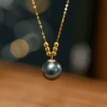 élégant collier or avec perle noire