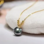 pendentif perle noire sur chaîne or