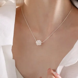 Collier avec pendentif de petites perles d'eau douces naturelles