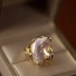 bague en métal doré perle de culture